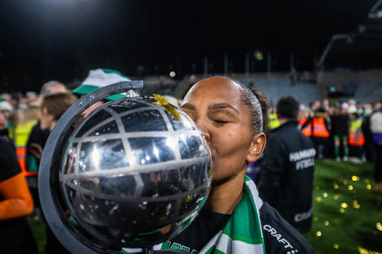Hammarbys Madelen Janogy kysser pokalen och jublar över