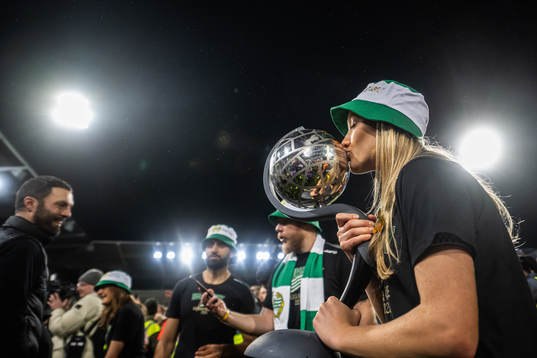 Hammarbys Smilla Holmberg kysser pokalen och jublar över