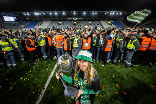 Hammarbys Ellen Wangerheim med pokalen och jublar över
