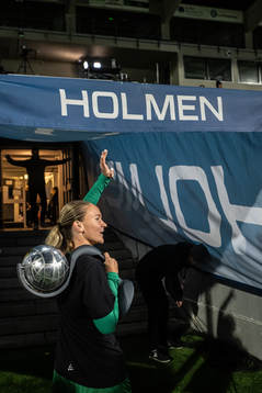 Hammarbys Matilda Vinberg med pokalen och jublar över