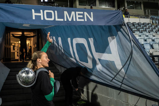 Hammarbys Matilda Vinberg med pokalen och jublar över