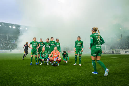 Hammarbys spelare framför pyroteknik