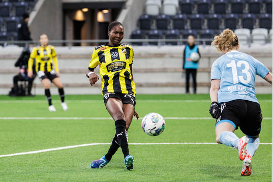Häckens Aisha Masaka gör 2-0 bakom Piteås målvakt