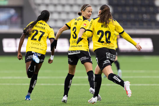 Häckens Aisha Masaka jublar med Aivi Luik och Hanna Wijk