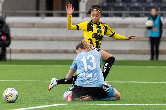 Häckens Felicia Schröder och Piteås målvakt Samantha