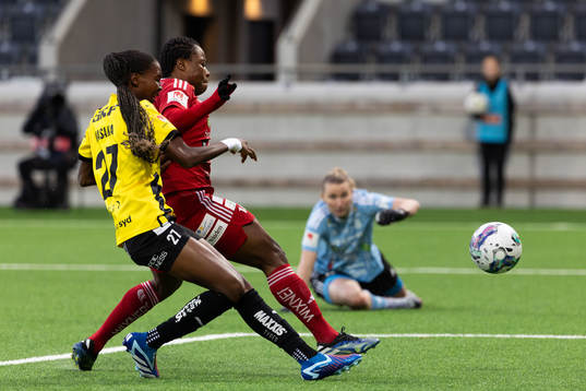 Häckens Aisha Masaka och Piteås Faith Ikidi Michael
