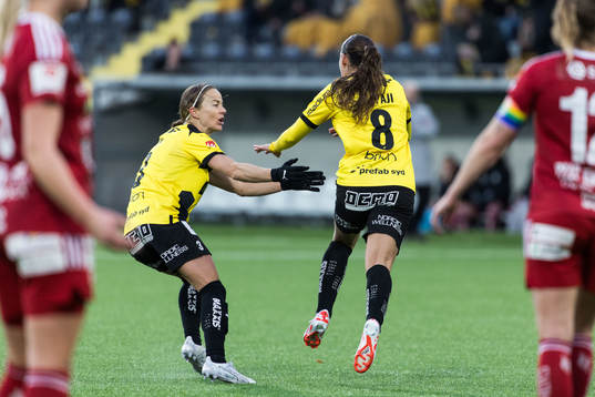 Häckens Rusul Rosa Kafaji jublar med Aivi Luik