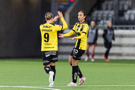 Häckens Filippa Curmark och Rusul Rosa Kafaji jublar