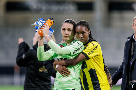 Häckens målvakt Jennifer Falk och Aisha Masaka deppar