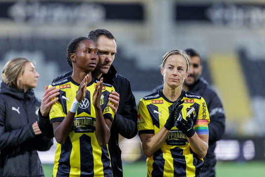 Häckens Aisha Masaka, sportchefen Martin Ericsson och