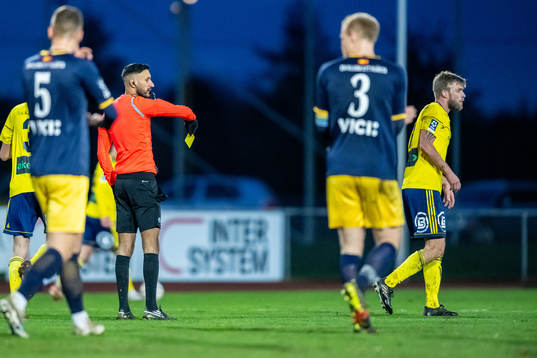 Domare Mohamed Rachid delar ut det gult kort till