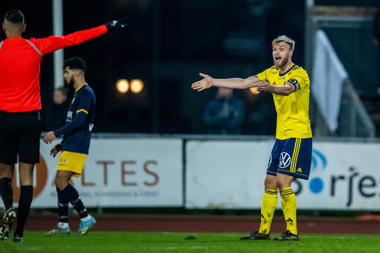 Ängelholms Robin Nilsson reagerar mot ett domslut