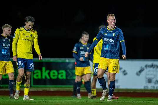 Torns IFs Linus Persson  jublar