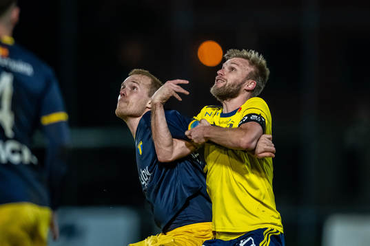Torns IFs Adam Olofsson  och Ängelholms Robin Nilsson