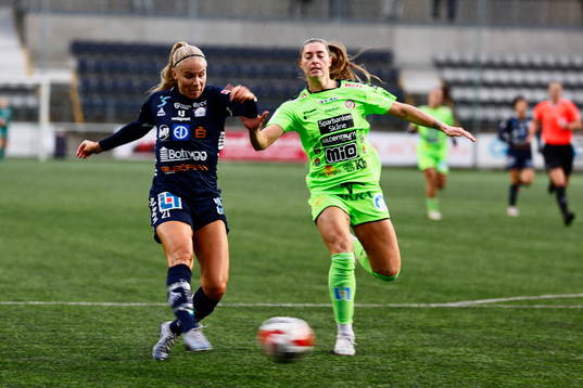 Linköpings Stina Lennartsson gör mål 1-0 intill