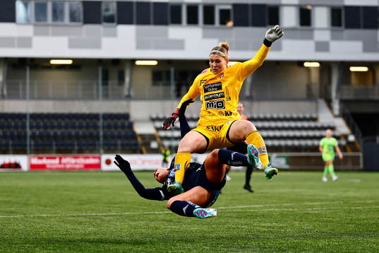 Linköpings Cathinka Tandberg och Kristianstads målvakt