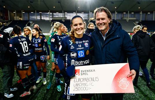 Linköpings Emma Lennartsson med check från Svenska Spel