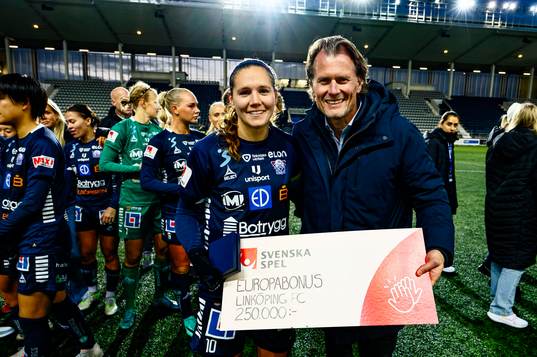 Linköpings Emma Lennartsson med check från Svenska Spel