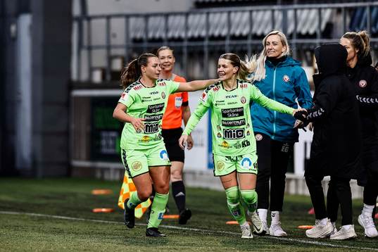 Kristianstads Tilda Persson jublar intill tränare Elisabet