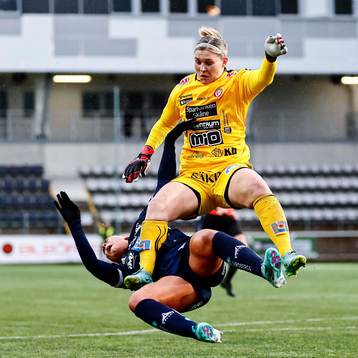 Kristianstads målvakt Moa Olsson kolliderar med