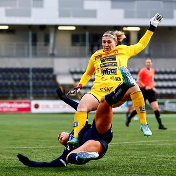Kristianstads målvakt Moa Olsson kolliderar med