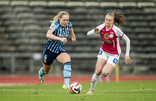 Djurgårdens Nellie Lilja och IK Uppsalas Julia Ragnarsson