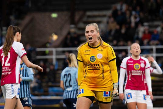 Uppsalas målvakt Milla-Maj Majasaari reagerar