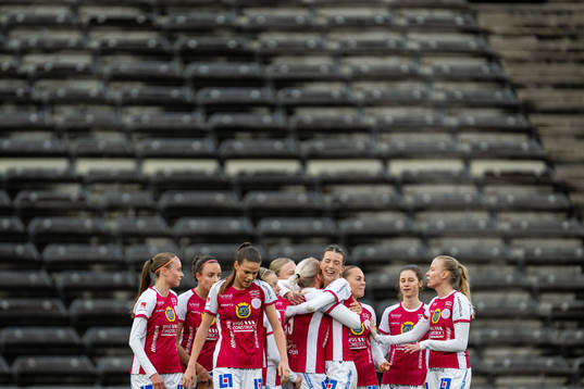 IK Uppsalas spelare jublar med Klara Folkesson