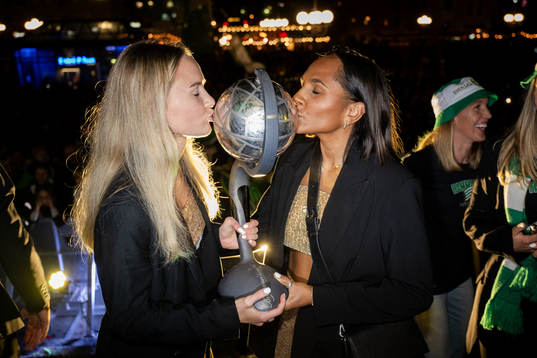 Hammarbys Matilda Vinberg och Madelen Janogy jublar med