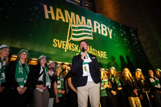 Hammarbys tränare Pablo Pinones-Arce jublar