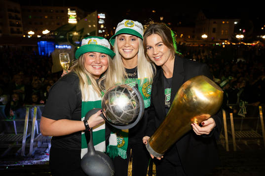 Hammarbys Alice Carlsson och Hanna Folkesson spelare jublar
