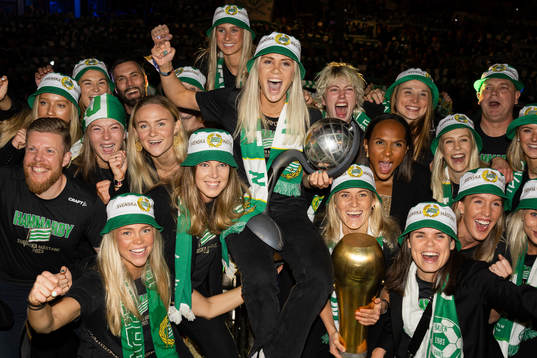 Hammarbys spelare jublar