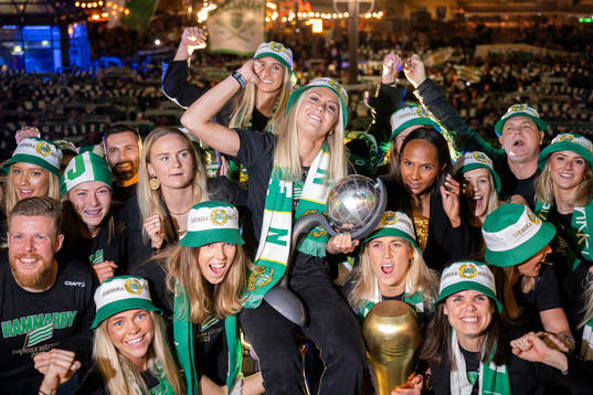 Hammarbys spelare jublar