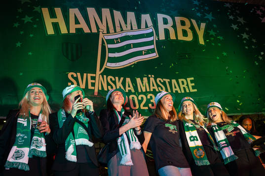 Hammarbys spelare jublar