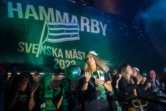 Hammarbys spelare jublar