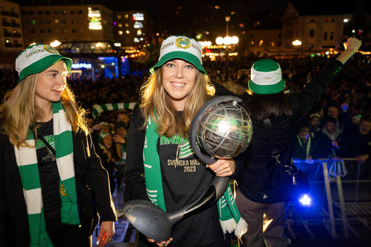 Hammarbys Emma Westin jublar med pokalen