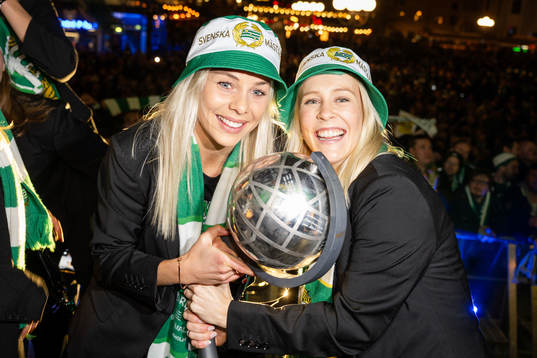 Hammarbys Lotta Ökvist och Adelina Engman jublar med