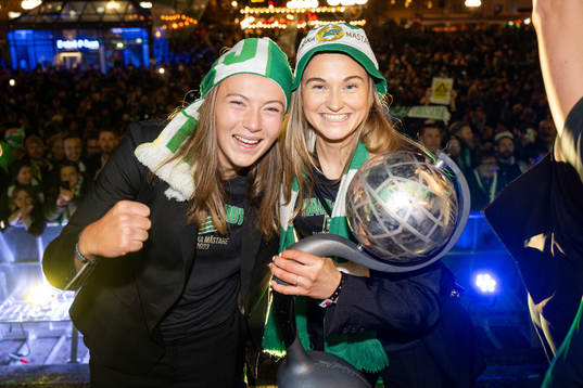 Hammarbys Sara Kanutte och Vilde Hasund jublar med pokalen
