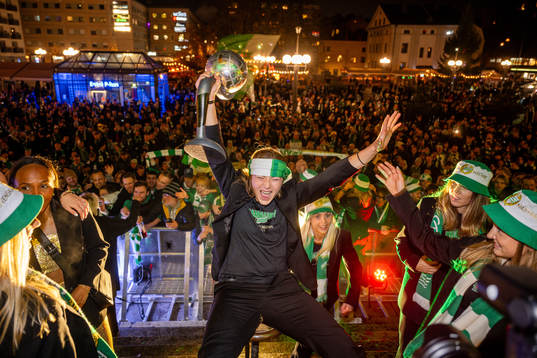 Hammarbys Sara Kanutte jublar med pokalen