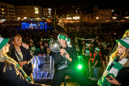 Hammarbys Sara Kanutte jublar med pokalen