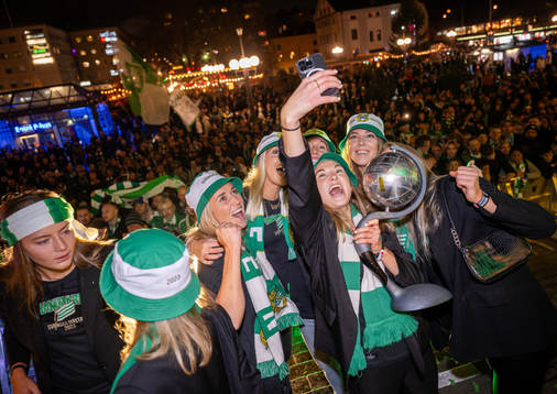Hammarby spelare jublar med pokalen