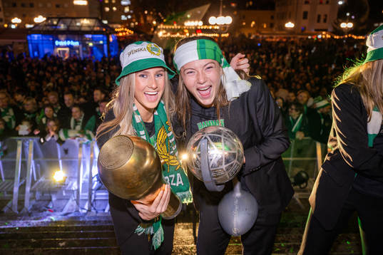 Hammarbys Ellen Wangerheim och Sara Kanutte jublar