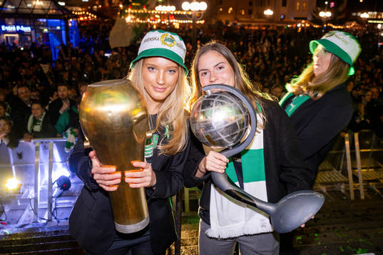 Hammarbys Smilla Holmberg och Smilla Vallotto jublar