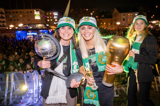 Hammarbys Simone Boye och Alice Carlsson jublar
