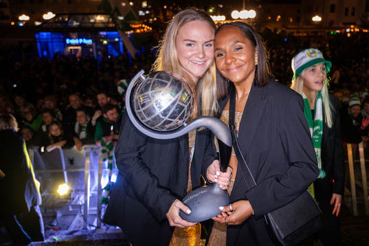 Hammarbys Matilda Vinberg och Madelen Janogy jublar