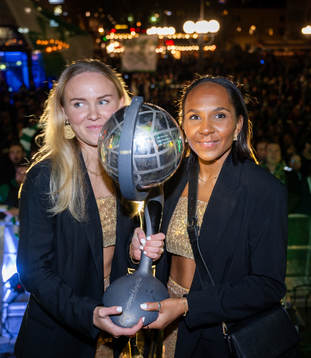 Hammarbys Matilda Vinberg och Madelen Janogy jublar