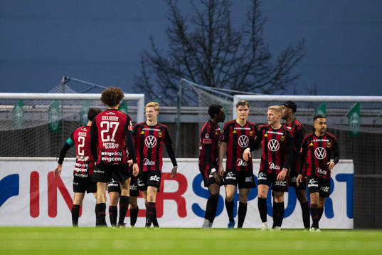 Östersunds Malcolm Stolt jublar med lagkamrater