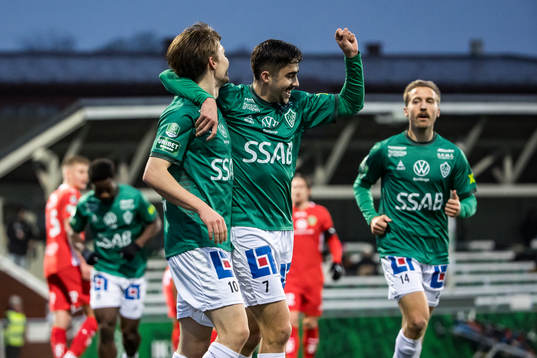Brages Gustav Berggren och Emil Tot Wikström jublar
