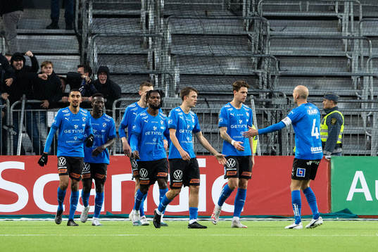 Halmstads Viktor Granath jublar med lagkamrater