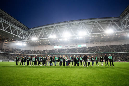 Hammarbys damlag hyllas för sitt SM-guld i halvtid